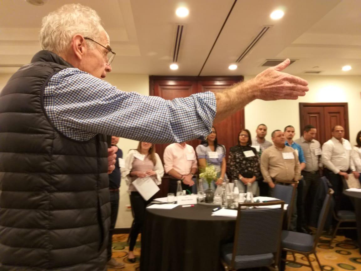 Gerardo Kuhlmann dando una conferencia